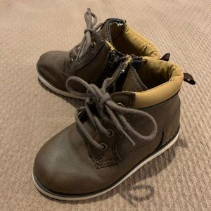 🚨Size 7 Toddler boy’s boots/shoes Old Navy